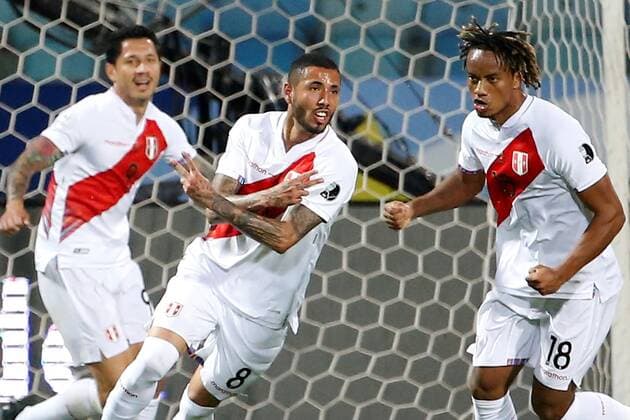 Peru s Sergio Pena (C) celebrates after socring against Colombia during a match for Group B of the Copa America at the Pedro Ludovico Teixeira Olympic Stadium, in Goiania, Brazil, 20 June 2021. Colombia - Peru !ACHTUNG: NUR REDAKTIONELLE NUTZUNG!  Copyright: xAlbertoxValdésx AMDEP4800 20210621-637598405266618009