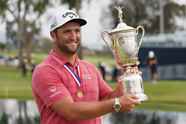Bilder des Jahres 2021, Sport 06 Juni Sport Themen der Woche KW24 Sport Bilder des Tages Jon Rahm of Spain, holds the trophy after winning the 121st US Open Championship at Torrey Pines Golf Course in San Diego, California on Sunday, June 20, 2021.  CAP20210620107 RICHARDxELLIS