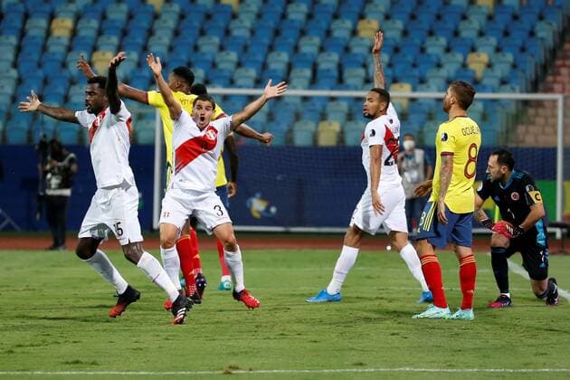 Peru players claim an own goal of Colombia s Yery Mina (c) during a match for the Group B of the Copa America at the Pedro Ludovico Teixeira Olympic Stadium in Goiania, Brazil, 20 June 2021. Colombia - Peru !ACHTUNG: NUR REDAKTIONELLE NUTZUNG!  Copyright: xAlbertoxValdésx AMDEP4835 20210621-637598447717573686