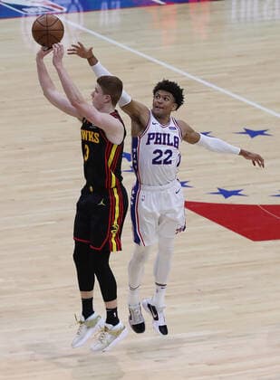 June 20, 2021, Philadelphia, PA, USA: Atlanta Hawks guard Kevin Huerter draws a foul from Philadelphia 76ers guard Matisse Thybulle on a three-point attempt, going to the line to make all three free throws for a 96-92 lead with 54 seconds left in game seven of their NBA, Basketball Herren, USA Eastern Conference semifinals series on Sunday, June 20, 2021, in Philadelphia. The Hawks beat the 76ers 103-96 to advance. Philadelphia USA - ZUMAm67_ 0122241645st Copyright: xCurtisxComptonx