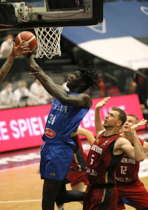 Photo : Mouhamet Diouf ( Italy ) gegen Jan Niklas Wimberg , rechts Basketball - Supercup Sun. 20.06. 2021 4 Nations Cup in Hamburg Deutschland - Italien