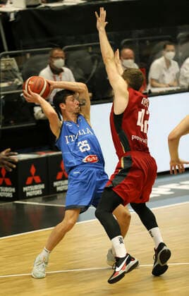Photo : am Ball Italiens Michele Ruzzier gegen Andreas Obst ( Germany ) Basketball - Supercup Sun. 20.06. 2021 4 Nations Cup in Hamburg Deutschland - Italien