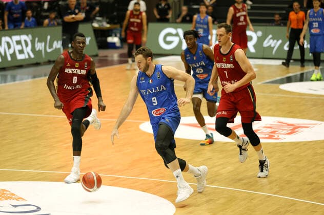 Photo : Nicolo Melli ( Italy ) ist schnelle als Voigtmann und links Isaac Bonga Basketball - Supercup Sun. 20.06. 2021 4 Nations Cup in Hamburg Deutschland - Italien