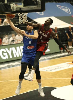 Photo : Nicolo Melli ( Italy ) ist schnelle als Voigtmann und links Isaac Bonga Basketball - Supercup Sun. 20.06. 2021 4 Nations Cup in Hamburg Deutschland - Italien