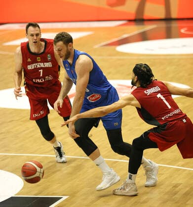 Photo : Nicolo Melli ( Italy ) ist schneller als Johannes Voigtmann und rechts Joshiko Saibou Basketball - Supercup Sun. 20.06. 2021 4 Nations Cup in Hamburg Deutschland - Italien