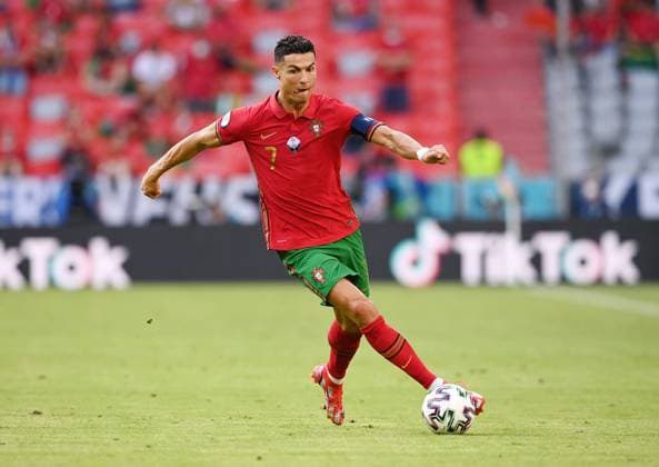 FUSSBALL Euro 2021 GRUPPE C Spiel 24 in Muenchen Portugal - Deutschland 19.06.2021 Cristiano Ronaldo (Portugal) am Ball