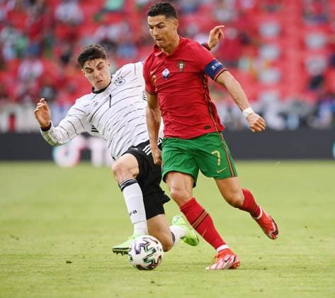 FUSSBALL Euro 2021 GRUPPE C Spiel 24 in Muenchen Portugal - Deutschland 19.06.2021 Cristiano Ronaldo (Portugal) am Ball gegen Kai Havertz (li hinten, Deutschland)
