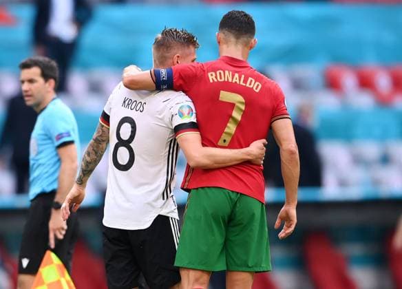 FUSSBALL Euro 2021 GRUPPE C Spiel 24 in Muenchen Portugal - Deutschland 19.06.2021 Cristiano Ronaldo (re, Portugal) umarmt Toni Kroos (li, Deutschland) nach dem Spiel