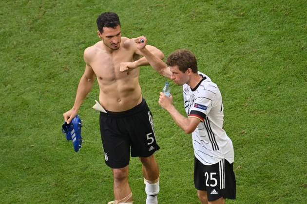 Thomas MUELLER faellt verletzungsbedingt fuer das Spiel gegen Ungarn aus. Archivfoto: Schlussjubel Mats HUMMELS (GER) mit nacktem ,freiem Oberkoerper nach Spielende und Thomas MUELLER (MöÄ LLER,Bayern Muenchen), Jubel,Freude,Begeisterung,Aktion. Gruppenphase,Vorrunde Gruppe F, Spiel M24, Portugal (POR) - Deutschland (GER) 2-4 am 19.06.2021 in Muenchen Fussball Arena (Allianz Arena). Fussball EM 2020 vom 11.06.2021-11.07.2021. Â¬Â *** Thomas MUELLER is out of the game against Hungary due to injury Archivfoto Schlussjubel Mats HUMMELS GER with naked, free upper body after the game and Thomas MUELLER MöÄ LLER,Bayern Muenchen , Jubel,Freude,Begeisterung,Aktion Gruppenphase,Vorrunde Gruppe F, Spiel M24, Portugal POR Deutschland GER 2 4 am 19 06 2021 in Muenchen Fussball Arena Allianz Arena Fussball EM 2020 vom 11 06 2021 11 07 2021 Â¬Â