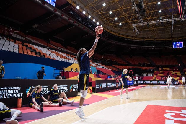 210621 Kalis Loyd of Sweden during warm up ahead of the FIBA Women s Eurobasket round of sixteen match between Italy and Sweden on June 21, 2021 in Valencia. Photo: Maxim ThorÃ BILDBYRAN kod MT MT0194 basket basketball national team, Nationalteam fiba women s eurobasket basket-em italien italy slovakia sverige sweden dam bbeng dag 5 sextondelsfinal round of 16 round of sixteen Copyright: MAXIMxTHORE BB210621MT003