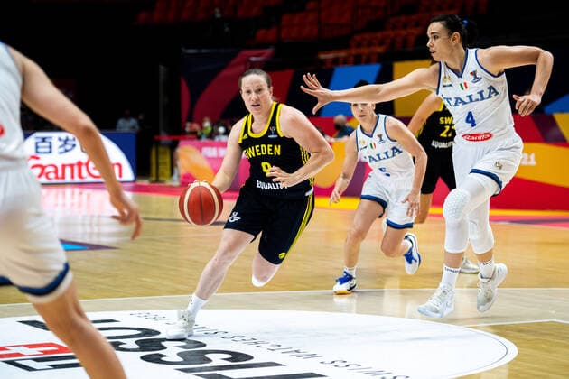 Sport Bilder des Tages 210621 Elin Eldebrink of Sweden and Martina Bestagno of Italy during the FIBA Women s Eurobasket round of sixteen match between Italy and Sweden on June 21, 2021 in Valencia. Photo: Maxim Thore BILDBYRAN kod MT MT0194 basket basketball national team, Nationalteam fiba women s eurobasket basket-em italien italy slovakia sverige sweden dam bbeng dag 5 sextondelsfinal round of 16 round of sixteen Copyright: MAXIMxTHORE BB210621MT017