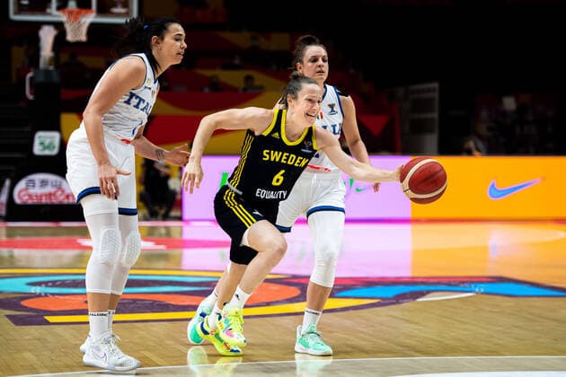 210621 Francesca Pan of Italy and Elin Eldebrink of Sweden during the FIBA Women s Eurobasket round of sixteen match between Italy and Sweden on June 21, 2021 in Valencia. Photo: Maxim Thore BILDBYRAN kod MT MT0194 basket basketball national team, Nationalteam fiba women s eurobasket basket-em italien italy slovakia sverige sweden dam bbeng dag 5 sextondelsfinal round of 16 round of sixteen Copyright: MAXIMxTHORE BB210621MT020