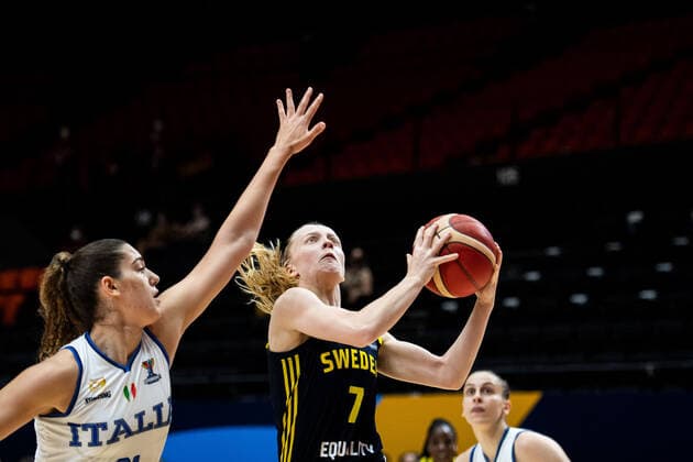 210621 Lorea Cubaj of Italy and Klara Lundquist of Sweden during the FIBA Women s Eurobasket round of sixteen match between Italy and Sweden on June 21, 2021 in Valencia. Photo: Maxim Thore BILDBYRAN kod MT MT0194 basket basketball national team, Nationalteam fiba women s eurobasket basket-em italien italy slovakia sverige sweden dam bbeng dag 5 sextondelsfinal round of 16 round of sixteen Copyright: MAXIMxTHORE BB210621MT024