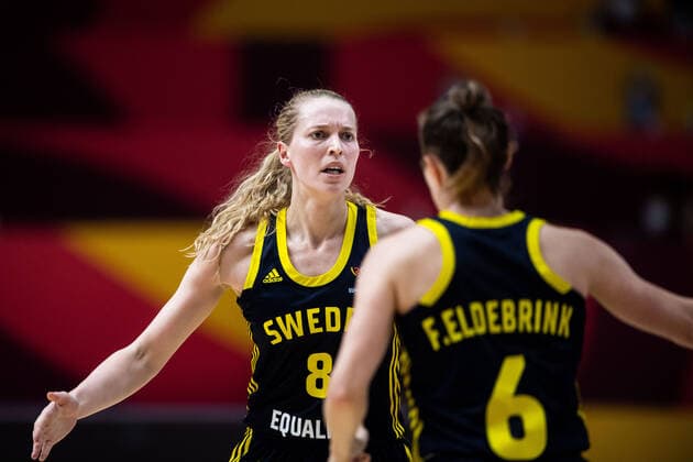 210621 Ellen Nyström and Frida Eldebrink of Sweden celebrates during the FIBA Women s Eurobasket round of sixteen match between Italy and Sweden on June 21, 2021 in Valencia. Photo: Maxim Thore BILDBYRAN kod MT MT0194 basket basketball national team, Nationalteam fiba women s eurobasket basket-em italien italy slovakia sverige sweden dam bbeng dag 5 sextondelsfinal round of 16 round of sixteen Jubel Copyright: MAXIMxTHORE BB210621MT025