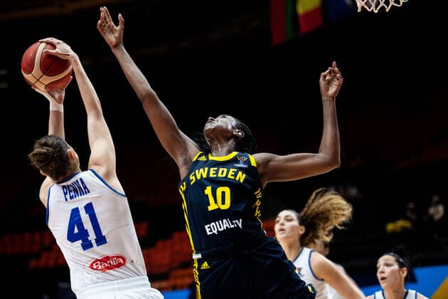 210621 Elisa Penna of Italy and Binta Drammeh of Sweden during the FIBA Women s Eurobasket round of sixteen match between Italy and Sweden on June 21, 2021 in Valencia. Photo: Maxim Thore BILDBYRAN kod MT MT0194 basket basketball national team, Nationalteam fiba women s eurobasket basket-em italien italy slovakia sverige sweden dam bbeng dag 5 sextondelsfinal round of 16 round of sixteen Copyright: MAXIMxTHORE BB210621MT027