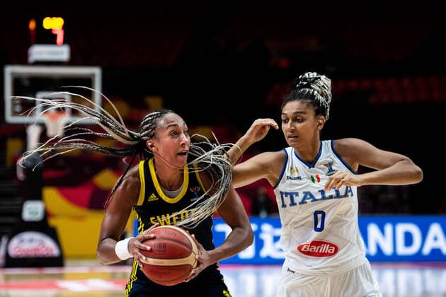 210621 Kalis Loyd of Sweden and Jasmine Keys of Italy during the FIBA Women s Eurobasket round of sixteen match between Italy and Sweden on June 21, 2021 in Valencia. Photo: Maxim Thore BILDBYRAN kod MT MT0194 basket basketball national team, Nationalteam fiba women s eurobasket basket-em italien italy slovakia sverige sweden dam bbeng dag 5 sextondelsfinal round of 16 round of sixteen Copyright: MAXIMxTHORE BB210621MT030
