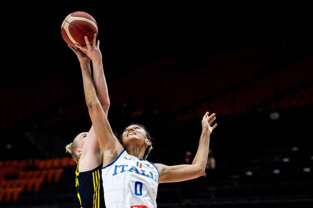 210621 Alice Nyström of Sweden and Jasmine Keys of Italy during the FIBA Women s Eurobasket round of sixteen match between Italy and Sweden on June 21, 2021 in Valencia. Photo: Maxim Thore BILDBYRAN kod MT MT0194 basket basketball national team, Nationalteam fiba women s eurobasket basket-em italien italy slovakia sverige sweden dam bbeng dag 5 sextondelsfinal round of 16 round of sixteen Copyright: MAXIMxTHORE BB210621MT036