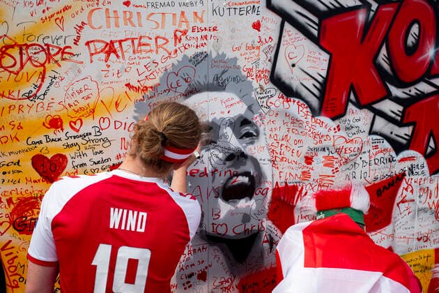 Bilder des Jahres 2021, Sport 06 Juni Sport Themen der Woche KW25 Sport Bilder des Tages Feature, The Wall ref. Eriksen, Graffiti-Wand mit Genesungswuensche fuer den kollabierten Spieler Christian Eriksen im Zentrum von Kopenhagen, ein Fan schreibet sein Wunsch auf die Wand, am 21.06.2021 in Kopenhagen Daenemark. Fussball EM 2020 vom 11.06.2021-11.07.2021. Â *** Feature, The Wall ref Eriksen, Graffiti wall with recovery wishes for the collapsed player Christian Eriksen in the center of Copenhagen, a fan writes his wish on the wall, on 21 06 2021 in Copenhagen Denmark European Football Championship 2020 from 11 06 2021 11 07 2021 Â