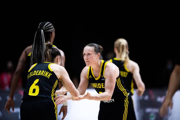 210621 Frida Eldebrink and Elin Eldebrink of Sweden during the FIBA Women s Eurobasket round of sixteen match between Italy and Sweden on June 21, 2021 in Valencia. Photo: Maxim Thore BILDBYRAN kod MT MT0194 basket basketball national team, Nationalteam fiba women s eurobasket basket-em italien italy slovakia sverige sweden dam bbeng dag 5 sextondelsfinal round of 16 round of sixteen Copyright: MAXIMxTHORE BB210621MT063
