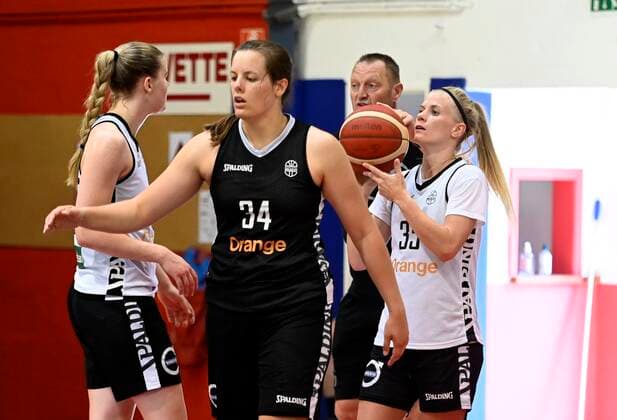 STRASBOURG, FRANCE - JUNE 21: Philip Mestdagh of Belgium and Becky Massey of Belgium and Billie Massey of Belgium with Julie Van Loo of Belgium pictured during FIBA Women s Eurobasket practice day on june 21,2021. two days before 1 4 final in Strasbourg, France,21 06 2021 BASKET BALL : Entrainement Belgique - Women s Eurobasket 2021 - Strasbourg - 21 06 2021 PhotoNews Panoramic 