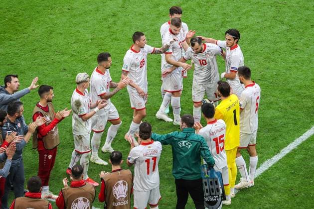 Bilder des Jahres 2021, Sport 06 Juni Sport Themen der Woche KW25 Sport Bilder des Tages AMSTERDAM - North Macedonia players form a hedge of honor for Goran Pandev s last game in his career during the UEFA EURO, EM, Europameisterschaft,Fussball 2020 Group C match between the Netherlands and North Macedonia at the Johan Cruijff ArenA on June 21, 2021 in Amsterdam, Netherlands. ANP PIETER STAM DE YOUNG EURO 2020 group C 2020 2021 xVIxANPxSportx xxANPxIVx *** AMSTERDAM North Macedonia players form a hedge of honor for Goran Pandev s last game in his career during the UEFA EURO 2020 Group C match between the Netherlands and North Macedonia at the Johan Cruijff ArenA on June 21, 2021 in Amsterdam, Netherlands ANP PIETER STAM DE YOUNG EURO 2020 Group C 2020 2021 xVIxANPxSportx xxANPxIVx 432859941