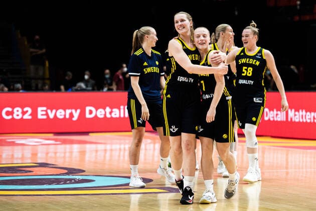 210621 Ellen Nyström and Klara Lundquist celebrates after the FIBA Women s Eurobasket round of sixteen match between Italy and Sweden on June 21, 2021 in Valencia. Photo: Maxim Thore BILDBYRAN kod MT MT0194 basket basketball national team, Nationalteam fiba women s eurobasket basket-em italien italy slovakia sverige sweden dam bbeng dag 5 sextondelsfinal round of 16 round of sixteen Jubel Copyright: MAXIMxTHORE BB210621MT078