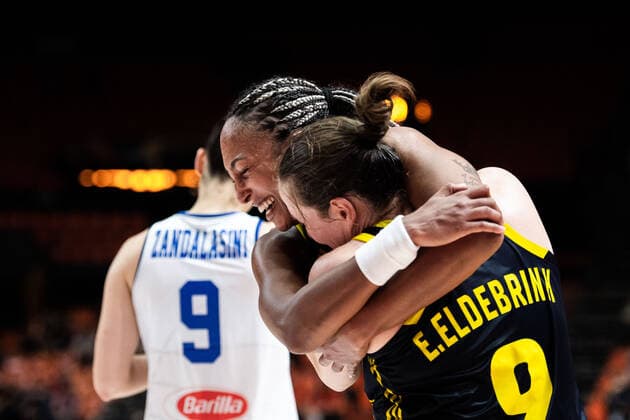210621 Kalis Loyd and Elin Eldebrink of Sweden celebrates after the FIBA Women s Eurobasket round of sixteen match between Italy and Sweden on June 21, 2021 in Valencia. Photo: Maxim Thore BILDBYRAN kod MT MT0194 basket basketball national team, Nationalteam fiba women s eurobasket basket-em italien italy slovakia sverige sweden dam bbeng dag 5 sextondelsfinal round of 16 round of sixteen Jubel Copyright: MAXIMxTHORE BB210621MT084