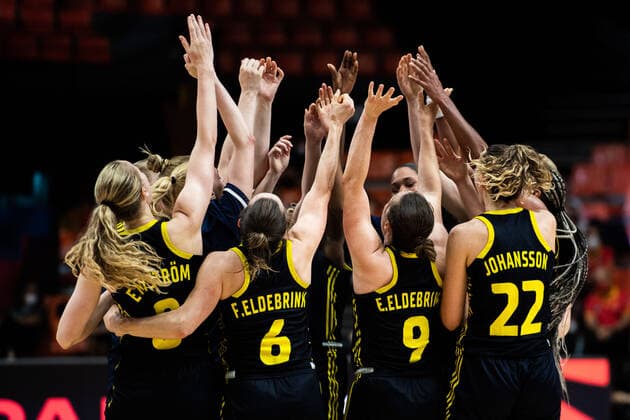 210621 Players of Sweden celebrates after the FIBA Women s Eurobasket round of sixteen match between Italy and Sweden on June 21, 2021 in Valencia. Photo: Maxim Thore BILDBYRAN kod MT MT0194 basket basketball national team, Nationalteam fiba women s eurobasket basket-em italien italy slovakia sverige sweden dam bbeng dag 5 sextondelsfinal round of 16 round of sixteen Jubel Copyright: MAXIMxTHORE BB210621MT088