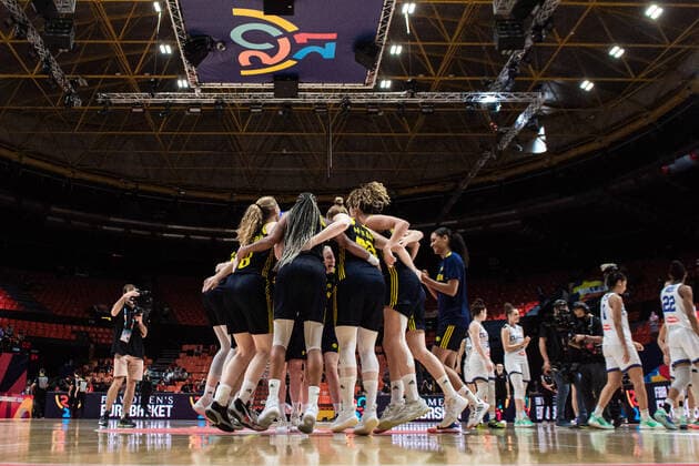 210621 Players of Sweden celebrate after the FIBA Women s Eurobasket round of sixteen match between Italy and Sweden on June 21, 2021 in Valencia. Photo: Maxim ThorÃ BILDBYRAN kod MT MT0194 basket basketball national team, Nationalteam fiba women s eurobasket basket-em italien italy slovakia sverige sweden dam bbeng dag 5 sextondelsfinal round of 16 round of sixteen jubel Copyright: MAXIMxTHORE BB210621MT092