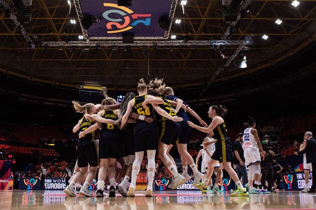 210621 Players of Sweden celebrate after the FIBA Women s Eurobasket round of sixteen match between Italy and Sweden on June 21, 2021 in Valencia. Photo: Maxim ThorÃ BILDBYRAN kod MT MT0194 basket basketball national team, Nationalteam fiba women s eurobasket basket-em italien italy slovakia sverige sweden dam bbeng dag 5 sextondelsfinal round of 16 round of sixteen jubel Copyright: MAXIMxTHORE BB210621MT098