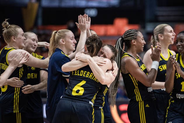 210621 Klara Lundquist, Frida Eldebrink and Elin Eldebrink of Sweden celebrate after the FIBA Women s Eurobasket round of sixteen match between Italy and Sweden on June 21, 2021 in Valencia. Photo: Maxim ThorÃ BILDBYRAN kod MT MT0194 basket basketball national team, Nationalteam fiba women s eurobasket basket-em italien italy slovakia sverige sweden dam bbeng dag 5 sextondelsfinal round of 16 round of sixteen jubel Copyright: MAXIMxTHORE BB210621MT107