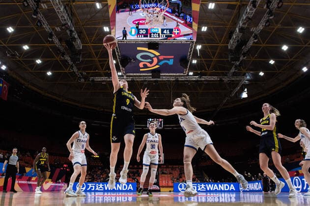 210621 Frida Eldebrink of Sweden and Lorea Cubaj of Italy during the FIBA Women s Eurobasket round of sixteen match between Italy and Sweden on June 21, 2021 in Valencia. Photo: Maxim ThorÃ BILDBYRAN kod MT MT0194 basket basketball national team, Nationalteam fiba women s eurobasket basket-em italien italy slovakia sverige sweden dam bbeng dag 5 sextondelsfinal round of 16 round of sixteen jubel Copyright: MAXIMxTHORE BB210621MT112