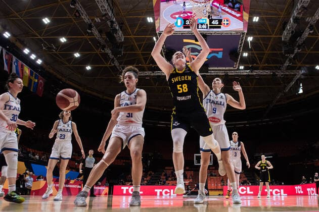210621 Lorea Cubaj of Italy and Alice Nyström of Sweden during the FIBA Women s Eurobasket round of sixteen match between Italy and Sweden on June 21, 2021 in Valencia. Photo: Maxim ThorÃ BILDBYRAN kod MT MT0194 basket basketball national team, Nationalteam fiba women s eurobasket basket-em italien italy slovakia sverige sweden dam bbeng dag 5 sextondelsfinal round of 16 round of sixteen jubel Copyright: MAXIMxTHORE BB210621MT114
