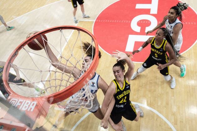 210621 Lorea Cubaj of Italy and Emma Johansson of Sweden during the FIBA Women s Eurobasket round of sixteen match between Italy and Sweden on June 21, 2021 in Valencia. Photo: Maxim ThorÃ BILDBYRAN kod MT MT0194 basket basketball national team, Nationalteam fiba women s eurobasket basket-em italien italy slovakia sverige sweden dam bbeng dag 5 sextondelsfinal round of 16 round of sixteen Copyright: MAXIMxTHORE BB210621MT116