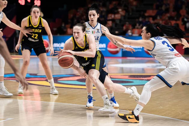 210621 Elin Eldebrink of Sweden and Nicole Romeo of Italy during the FIBA Women s Eurobasket round of sixteen match between Italy and Sweden on June 21, 2021 in Valencia. Photo: Maxim ThorÃ BILDBYRAN kod MT MT0194 basket basketball national team, Nationalteam fiba women s eurobasket basket-em italien italy slovakia sverige sweden dam bbeng dag 5 sextondelsfinal round of 16 round of sixteen Copyright: MAXIMxTHORE BB210621MT117