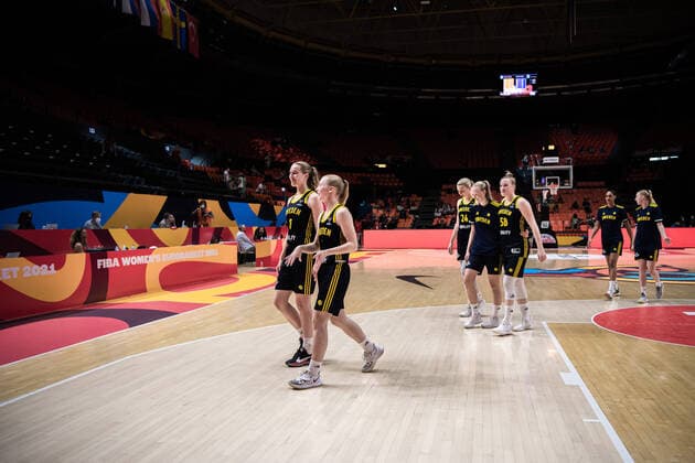 210621 Players of Sweden leaves the pitch after the FIBA Women s Eurobasket round of sixteen match between Italy and Sweden on June 21, 2021 in Valencia. Photo: Maxim ThorÃ BILDBYRAN kod MT MT0194 basket basketball national team, Nationalteam fiba women s eurobasket basket-em italien italy slovakia sverige sweden dam bbeng dag 5 sextondelsfinal round of 16 round of sixteen Copyright: MAXIMxTHORE BB210621MT118