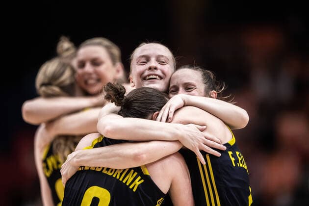 Sport Bilder des Tages 210621 Klara Lundquist, Frida Eldebrink and Elin Eldebrink of Sweden celebrate after the FIBA Women s Eurobasket round of sixteen match between Italy and Sweden on June 21, 2021 in Valencia. Photo: Maxim ThorÃ BILDBYRAN kod MT MT0194 basket basketball national team, Nationalteam fiba women s eurobasket basket-em italien italy slovakia sverige sweden dam bbeng dag 5 sextondelsfinal round of 16 round of sixteen jubel Copyright: MAXIMxTHORE BB210621MT119