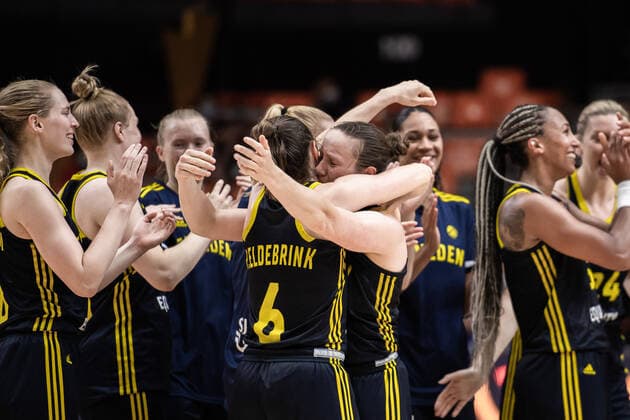 210621 Frida Eldebrink and Elin Eldebrink of Sweden celebrate after the FIBA Women s Eurobasket round of sixteen match between Italy and Sweden on June 21, 2021 in Valencia. Photo: Maxim ThorÃ BILDBYRAN kod MT MT0194 basket basketball national team, Nationalteam fiba women s eurobasket basket-em italien italy slovakia sverige sweden dam bbeng dag 5 sextondelsfinal round of 16 round of sixteen jubel Copyright: MAXIMxTHORE BB210621MT120
