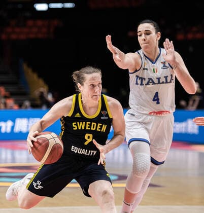 210621 Laia Palau of Spain and Martina Bestagno of Italy during the FIBA Women s Eurobasket round of sixteen match between Italy and Sweden on June 21, 2021 in Valencia. Photo: Maxim ThorÃ BILDBYRAN kod MT MT0194 basket basketball national team, Nationalteam fiba women s eurobasket basket-em italien italy slovakia sverige sweden dam bbeng dag 5 sextondelsfinal round of 16 round of sixteen Copyright: MAXIMxTHORE BB210621MT121