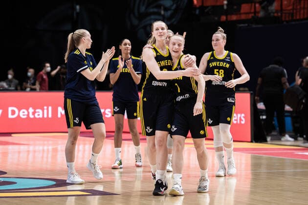 210621 Ellen Nyström and Klara Lundquist of Sweden celebrate after the FIBA Women s Eurobasket round of sixteen match between Italy and Sweden on June 21, 2021 in Valencia. Photo: Maxim ThorÃ BILDBYRAN kod MT MT0194 basket basketball national team, Nationalteam fiba women s eurobasket basket-em italien italy slovakia sverige sweden dam bbeng dag 5 sextondelsfinal round of 16 round of sixteen jubel Copyright: MAXIMxTHORE BB210621MT125