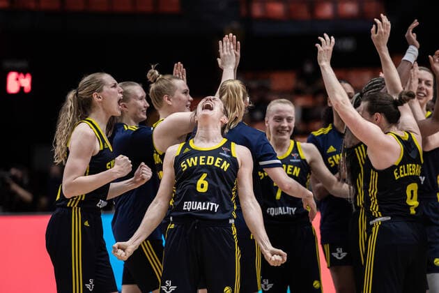 210621 Frida Eldebrink of Sweden celebrates after the FIBA Women s Eurobasket round of sixteen match between Italy and Sweden on June 21, 2021 in Valencia. Photo: Maxim ThorÃ BILDBYRAN kod MT MT0194 basket basketball national team, Nationalteam fiba women s eurobasket basket-em italien italy slovakia sverige sweden dam bbeng dag 5 sextondelsfinal round of 16 round of sixteen jubel Copyright: MAXIMxTHORE BB210621MT127
