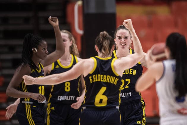 210621 Emma Johansson of Sweden celebrate with teammates during the FIBA Women s Eurobasket round of sixteen match between Italy and Sweden on June 21, 2021 in Valencia. Photo: Maxim ThorÃ BILDBYRAN kod MT MT0194 basket basketball national team, Nationalteam fiba women s eurobasket basket-em italien italy slovakia sverige sweden dam bbeng dag 5 sextondelsfinal round of 16 round of sixteen jubel Copyright: MAXIMxTHORE BB210621MT128