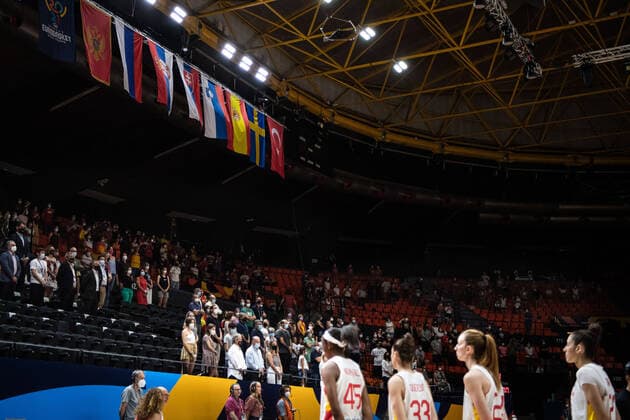 210621 Fans and players of Spain ahead of the FIBA Women s Eurobasket round of sixteen match between Spain and Montenegro on June 21, 2021 in Valencia. Photo: Maxim Thore BILDBYRAN kod MT MT0195 basket basketball national team, Nationalteam fiba women s eurobasket basket-em spanien montenegro dam bbeng sextondelsfinal Copyright: MAXIMxTHORE BB210621MT129