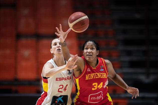 Sport Bilder des Tages 210621 Laura Gil of Spain and Markeisha Gatling of Montenegro during the FIBA Women s Eurobasket round of sixteen match between Spain and Montenegro on June 21, 2021 in Valencia. Photo: Maxim Thore BILDBYRAN kod MT MT0195 basket basketball national team, Nationalteam fiba women s eurobasket basket-em spanien montenegro dam bbeng sextondelsfinal Copyright: MAXIMxTHORE BB210621MT130