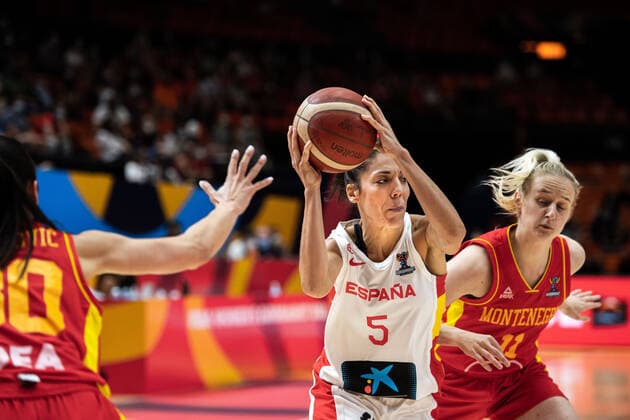 210621 Cristina Ouvina of Spain and Bozica Mujovic of Montenegro during the FIBA Women s Eurobasket round of sixteen match between Spain and Montenegro on June 21, 2021 in Valencia. Photo: Maxim Thore BILDBYRAN kod MT MT0195 basket basketball national team, Nationalteam fiba women s eurobasket basket-em spanien montenegro dam bbeng sextondelsfinal Copyright: MAXIMxTHORE BB210621MT131