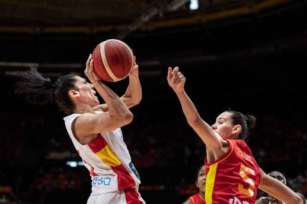 210621 Cristina Ouvina of Spain and Jovana Pasic of Montenegro during the FIBA Women s Eurobasket round of sixteen match between Spain and Montenegro on June 21, 2021 in Valencia. Photo: Maxim Thore BILDBYRAN kod MT MT0195 basket basketball national team, Nationalteam fiba women s eurobasket basket-em spanien montenegro dam bbeng sextondelsfinal Copyright: MAXIMxTHORE BB210621MT132