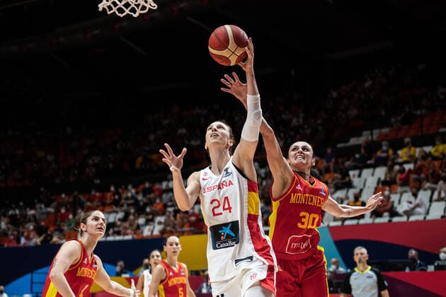 210621 Laura Gil of Spain and Milica Jovanovic of Montenegro during the FIBA Women s Eurobasket round of sixteen match between Spain and Montenegro on June 21, 2021 in Valencia. Photo: Maxim Thore BILDBYRAN kod MT MT0195 basket basketball national team, Nationalteam fiba women s eurobasket basket-em spanien montenegro dam bbeng sextondelsfinal Copyright: MAXIMxTHORE BB210621MT134