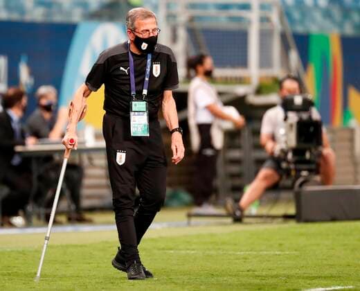 Uruguay s coach Oscar Washington Tabarez gives instructions to his players against Chile, during a match for group A of the Copa America at the Arena Pantanal Stadium in Cuiaba, Brazil, 21 June 2021. Uruguay - Chile !ACHTUNG: NUR REDAKTIONELLE NUTZUNG!  Copyright: xSebastiaoxMoreirax AMDEP4926 20210621-8e24031b2ff362a7419c67f17c16758280c79dab