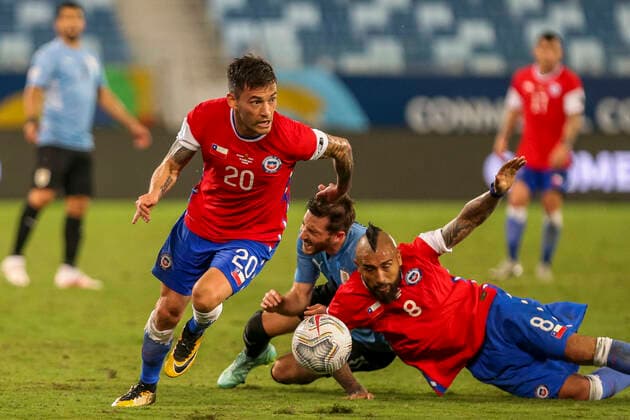 Futbol, Chile vs Uruguay. Copa America Brasil 2021. El jugador de Chile Charles Aranguiz juega el balon contra Uruguay durante el partido por el grupo B de Copa America disputado en el estadio Arena Pantanal. Cuiaba, Brasil. 21 06 2021 Gil Gomes AGIF Photosport Football, Chile vs Uruguay. Brazil Copa America Championship 2021. Chile s player Charles Aranguiz, right,play the ball against Uruguay during the match of Copa America Championship at Arena Pantanal stadium in Cuiaba, Brazil. 06 18 2021 Gil Gomes AGIF Photosport Chile vs Uruguay, Copa America 2021