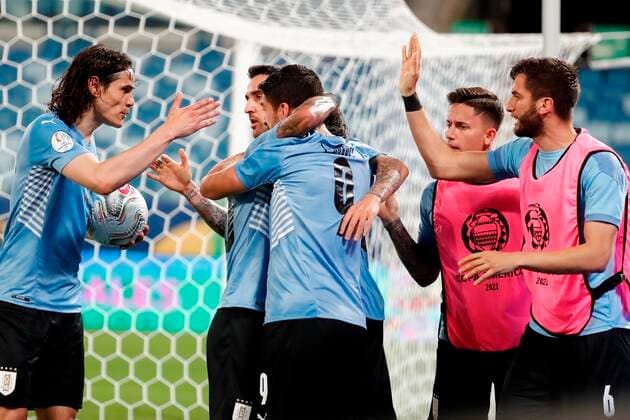 Uruguay s Luis Suarez (C) celebrates with his teammates after scoring against Chile, during a match for group A of the Copa America at the Arena Pantanal Stadium in Cuiaba, Brazil, 21 June 2021. Uruguay - Chile !ACHTUNG: NUR REDAKTIONELLE NUTZUNG!  Copyright: xSebastiaoxMoreirax AMDEP4957 20210621-ec20d95120e385cbf3b5b903a6c32d3546161d7d